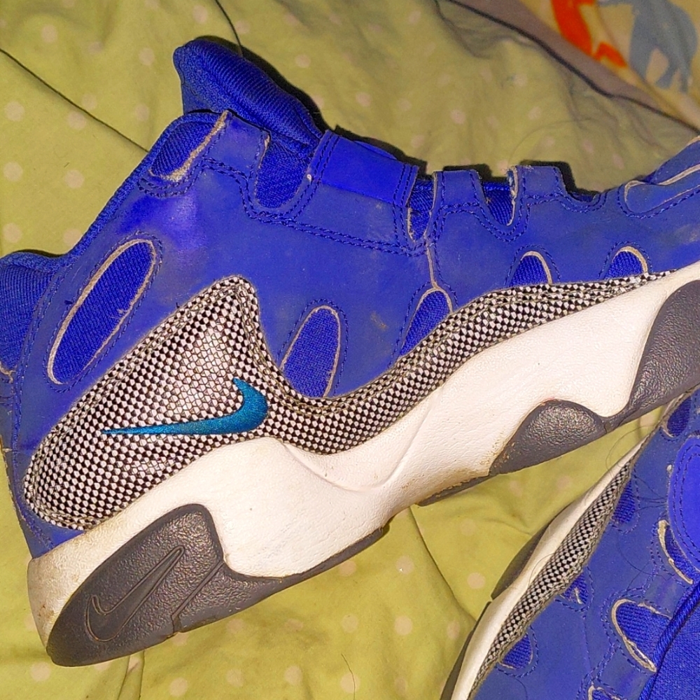 Nike turf Raider size 6.5y - Picture 2 of 3